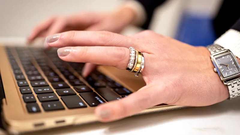 Advogada da WRM Advogados trabalhando no computador do escritório